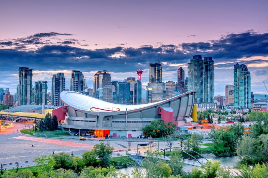 What incentives are available for businesses in Alberta, British Colombia, and Saskatchewan (Canada) to help the transition to renewable energies?